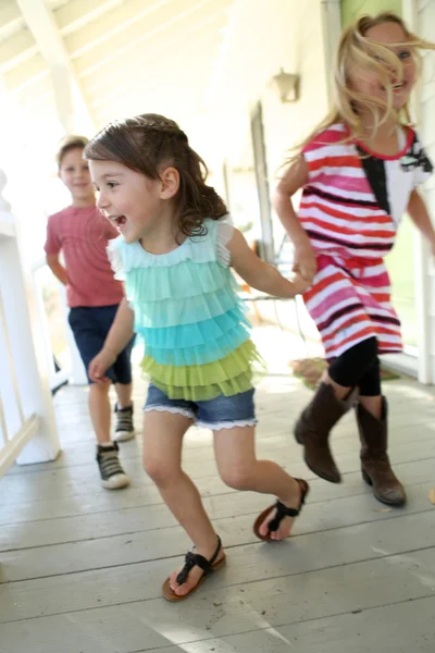 Barn som nyter en fashionabel utendørs bursdagsfest – stockfoto