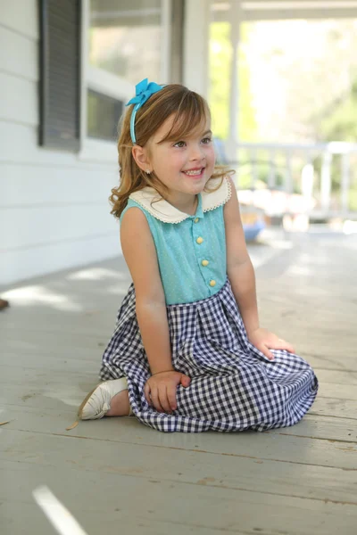 Kinderen genieten van een modieuze buiten verjaardagspartij — Stockfoto