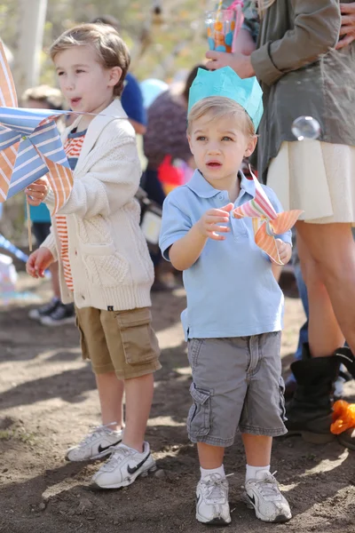 Les enfants profitent d'une fête d'anniversaire en plein air à la mode — Photo