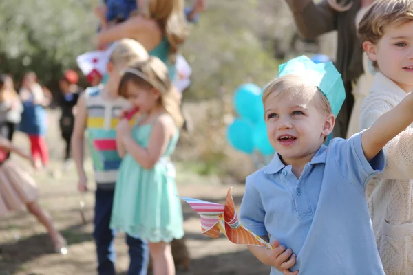 Дети наслаждаются модным днем рождения на открытом воздухе — стоковое фото