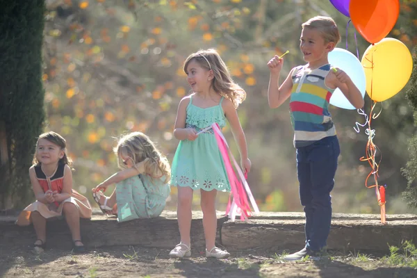Дети наслаждаются модным днем рождения на открытом воздухе — стоковое фото