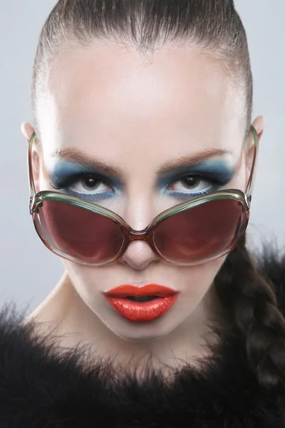 Donna elegante con trucco di bellezza e occhiali da sole — Foto Stock