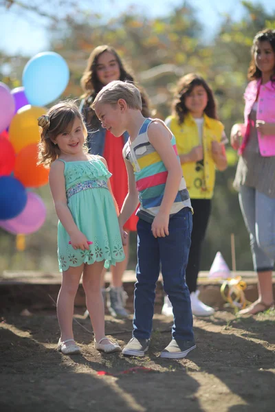 Les enfants profitent d'une fête d'anniversaire en plein air à la mode — Photo