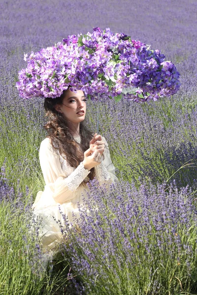 Chica bastante joven al aire libre en un campo de flores de lavanda —  Fotos de Stock