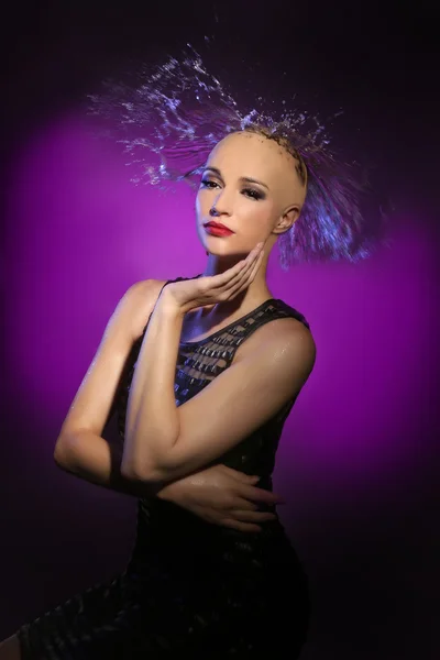 Mujer con agua salpicando en su cabeza en forma de cabello — Foto de Stock