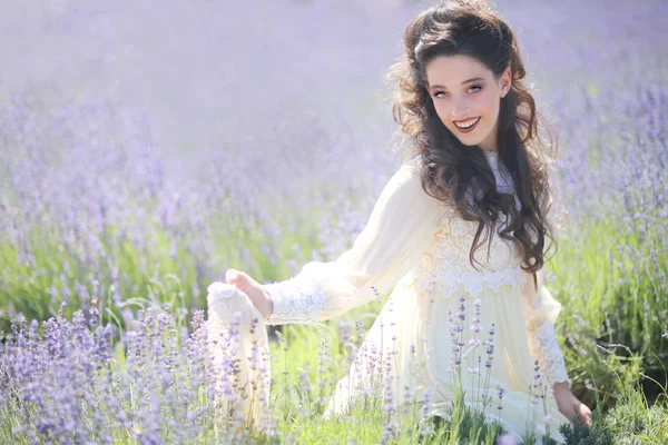 Lavanta çiçeği alan açık havada genç ve güzel kız — Stok fotoğraf