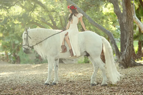 Mujer al aire libre con un caballo blanco —  Fotos de Stock