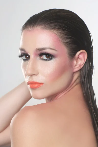 Prachtige vrouw met schone en perfecte make-up — Stockfoto