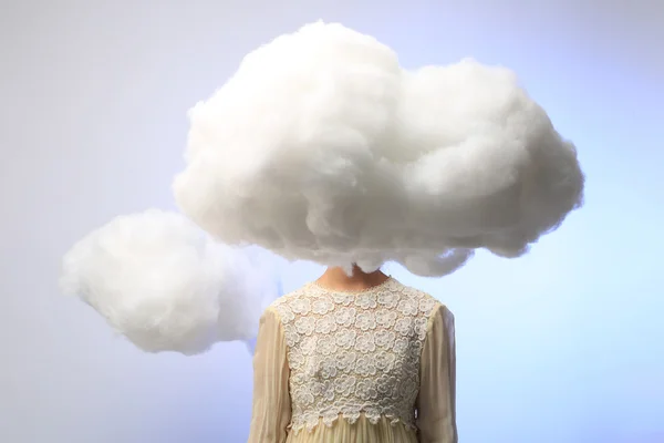 Meisje met haar hoofd in de wolken — Stockfoto