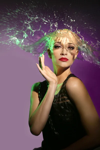 Woman With Water Splashing Onto Her Head in the Shape of Hair — Stock Photo, Image