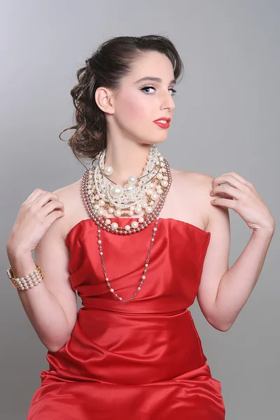 漂亮的红主题模特穿上很多的珍珠 — 图库照片