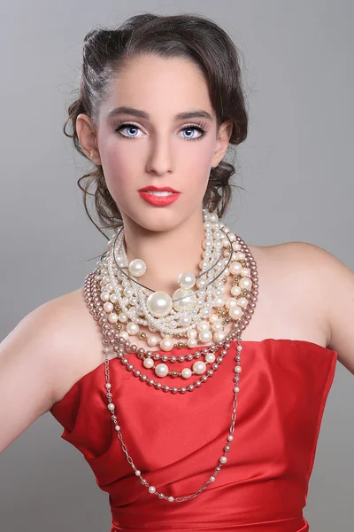 Bastante rojo modelo de moda temática con un montón de perlas — Foto de Stock