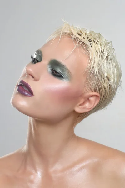 Mulher deslumbrante com maquiagem limpa e perfeita — Fotografia de Stock