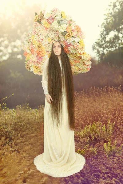 Hermosa mujer con sombrero floral al aire libre — Foto de Stock