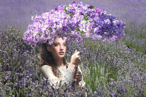 在户外的薰衣草花田中年轻漂亮的女孩 — Φωτογραφία Αρχείου