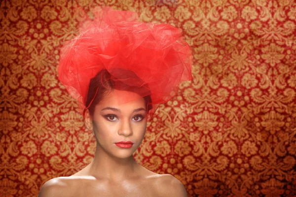 Εντυπωσιακό κόκκινο θέμα γυναίκα με δημιουργική Headpiece — Φωτογραφία Αρχείου
