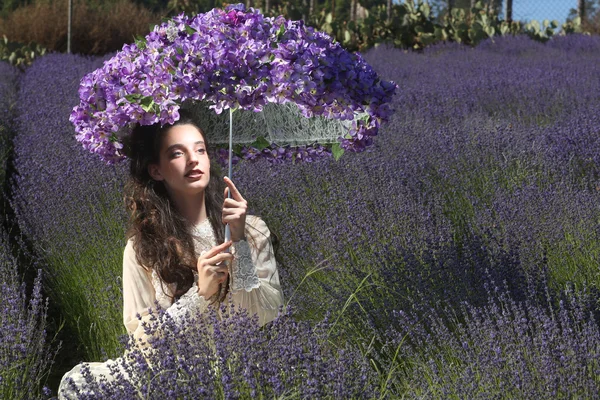 Chica bastante joven al aire libre en un campo de flores de lavanda —  Fotos de Stock