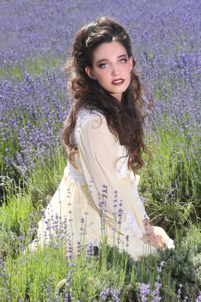 Chica bastante joven al aire libre en un campo de flores de lavanda — Foto de Stock