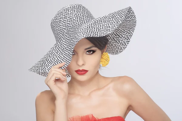 Όμορφη μόδας γυναίκα φοράει ένα καπέλο — Φωτογραφία Αρχείου