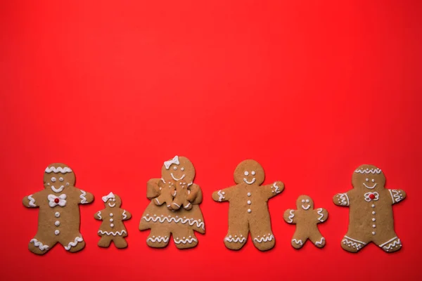 Lebkuchenfamilie Auf Weihnachtlichem Hintergrund — Stockfoto