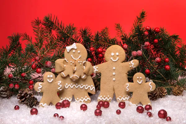 Lebkuchenfamilie Auf Weihnachtlichem Hintergrund — Stockfoto