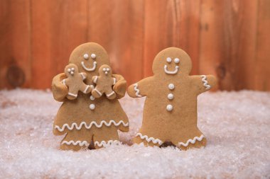 Zencefilli kurabiye Tatil arkaplanındaki 2 çocuklu aile