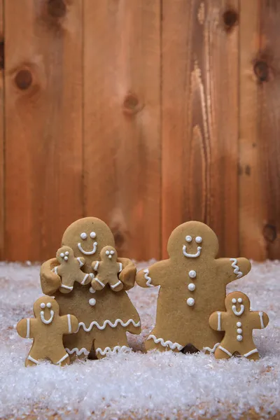 Gingerbread Οικογένεια Παιδιών Στις Διακοπές Χριστούγεννα Φόντο — Φωτογραφία Αρχείου