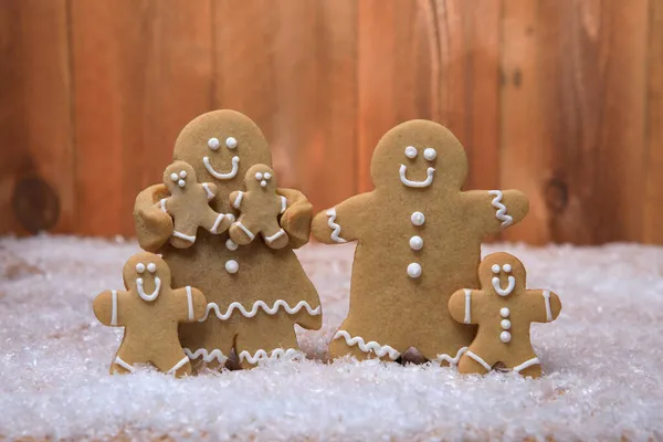 Lebkuchenfamilie Mit Kindern Weihnachtsurlaub — Stockfoto