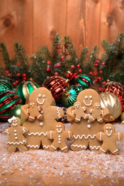 Gingerbread Οικογένεια Παιδιών Στις Διακοπές Χριστούγεννα Φόντο — Φωτογραφία Αρχείου