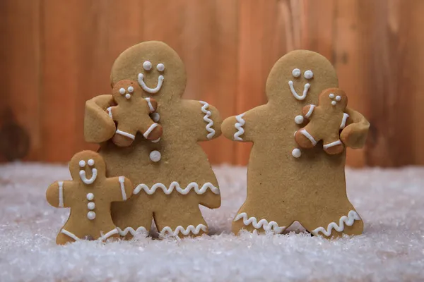 Lebkuchenfamilie Mit Kindern Weihnachtsurlaub — Stockfoto