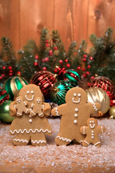 Gingerbread Οικογένεια Παιδιών Στις Διακοπές Χριστούγεννα Φόντο — Φωτογραφία Αρχείου