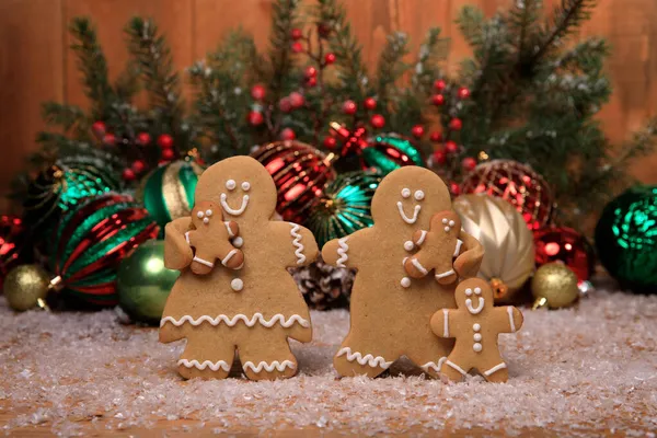 Gingerbread Οικογένεια Παιδιών Στις Διακοπές Χριστούγεννα Φόντο — Φωτογραφία Αρχείου