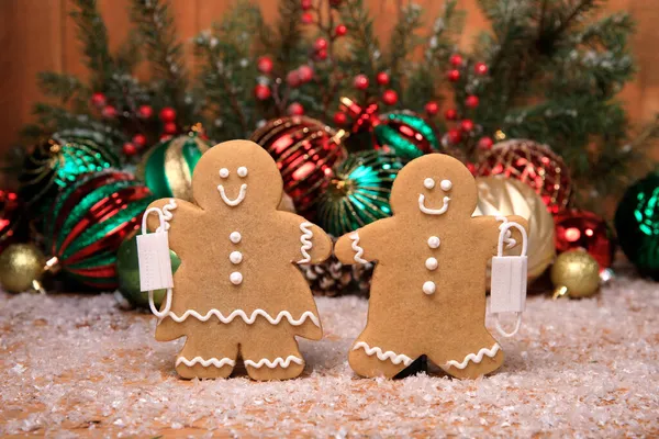 Lebkuchen Familie Mit Covid Masken Weihnachten Hintergrund — Stockfoto