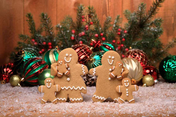 圣诞背景下的姜饼家庭 有4个孩子 — 图库照片