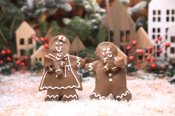 Happy Gingerbread Family Užívají Vánoční Prázdniny Svými Dětmi — Stock fotografie