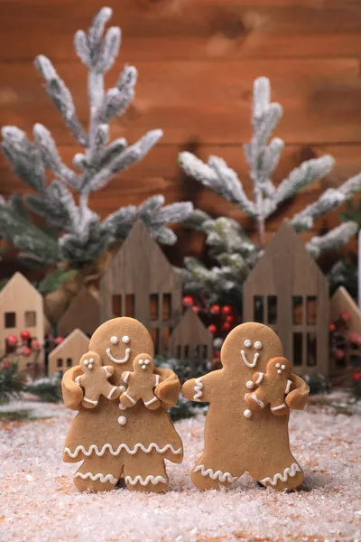 Happy Gingerbread Familie Genieten Van Kerstvakantie Met Hun Kinderen — Stockfoto