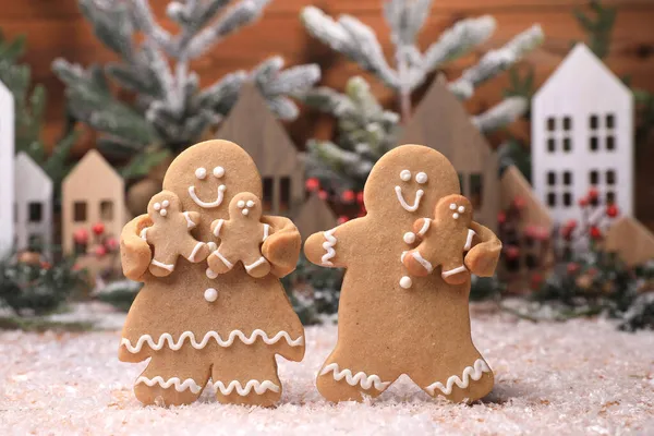 Feliz Família Pão Gengibre Aproveitando Feriado Natal Com Seus Filhos — Fotografia de Stock