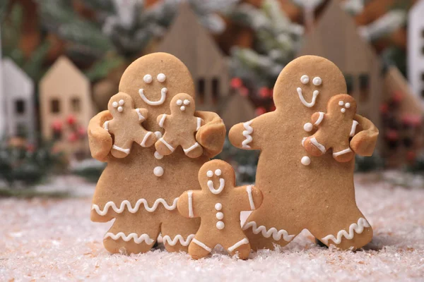 Happy Gingerbread Familie Genieten Van Kerstvakantie Met Hun Kinderen — Stockfoto