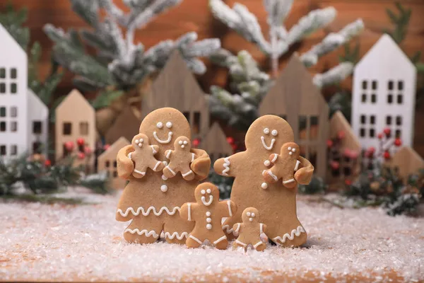 Glad Pepparkaksfamilj Njuter Julhelgen Med Sina Barn Royaltyfria Stockfoton