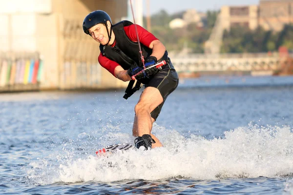 Wakeboarder surf attraverso un fiume — Foto Stock