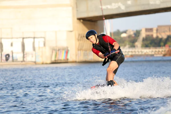 Wakeboarder surfando através de um rio — Fotografia de Stock