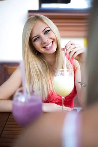 Красивая молодая женщина в кафе — стоковое фото