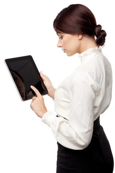 Attrayant jeune femme avec une tablette pc — Photo