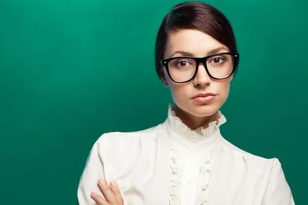 Strenge Frau mit großer Brille — Stockfoto