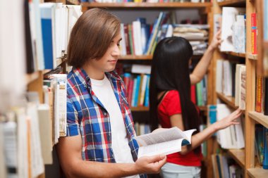 Kütüphanedeki Öğrenciler