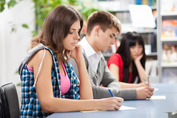 Grupp elever i ett klassrum — Stockfoto