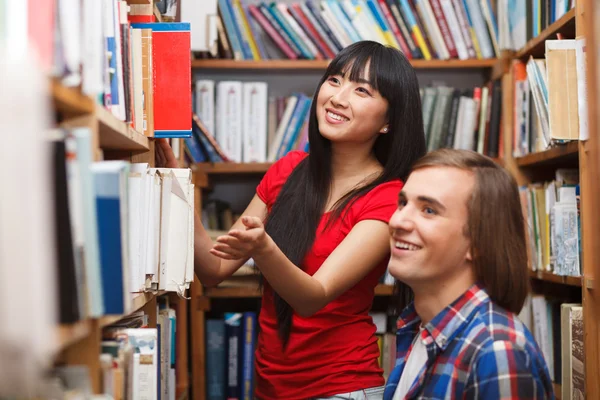 Studenten in een bibliotheek — Stockfoto