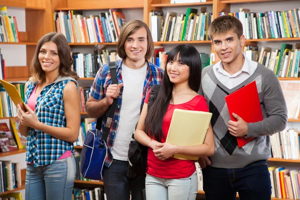 Groep studenten in een bibliotheek — Stockfoto