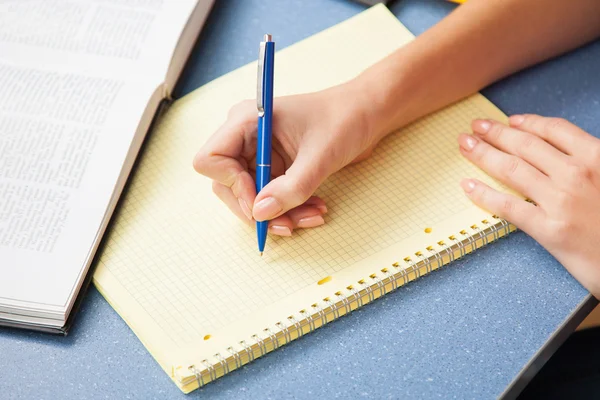 Vrouw schrijven in een notitie pad — Stockfoto