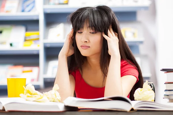 Schöne Studentin in einer Bibliothek — Stockfoto